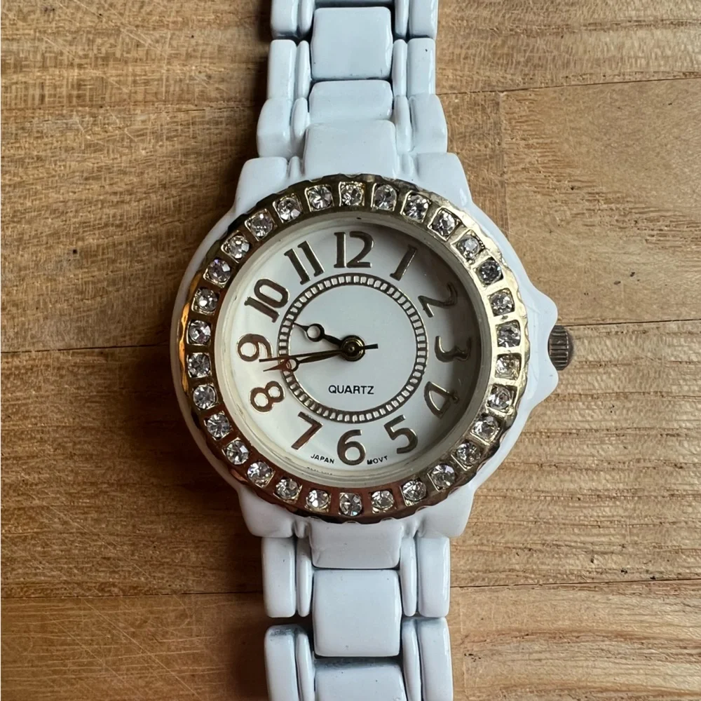 Unbranded Ladies white crystals fashion watch NEW BATTERY